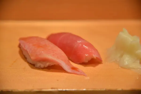 Sushi at japanese Tsukiji fish market — Stock Photo, Image