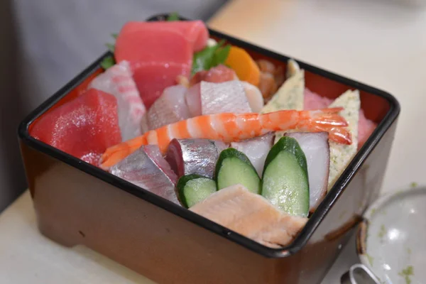 Sushi en el mercado japonés de pescado Tsukiji —  Fotos de Stock