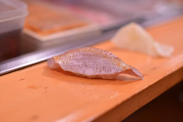 Sushi en el mercado japonés de pescado Tsukiji — Foto de Stock