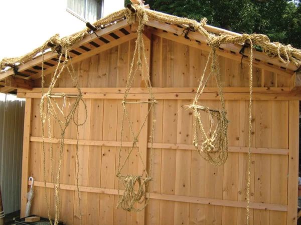 Edifícios de madeira com cordas penduradas — Fotografia de Stock
