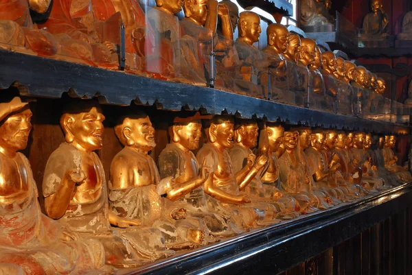 Goldene Statue im beijinger Geschäft — Stockfoto