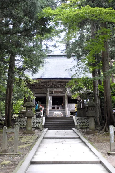 Temple Chusonji dans le jardin — Photo