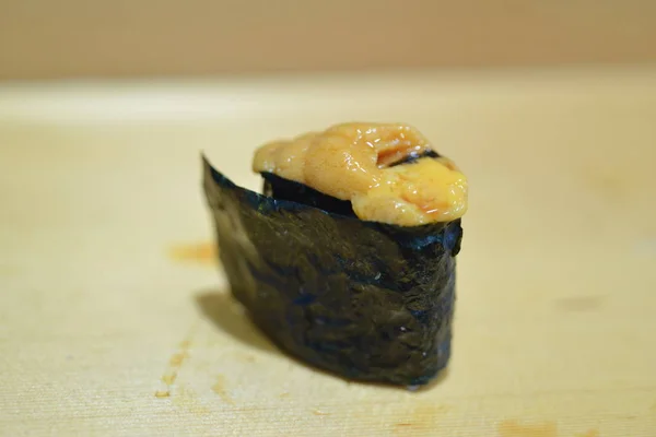 Sushi en el mercado japonés de pescado Tsukiji — Foto de Stock