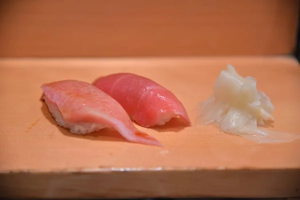 Sushi at japanese Tsukiji fish market — Stock Photo, Image