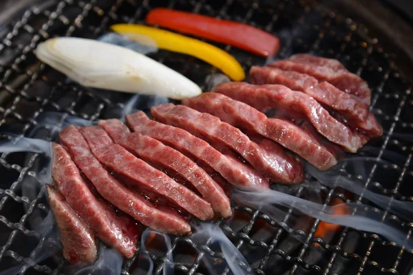 Pokrojone mięso na grillu — Zdjęcie stockowe