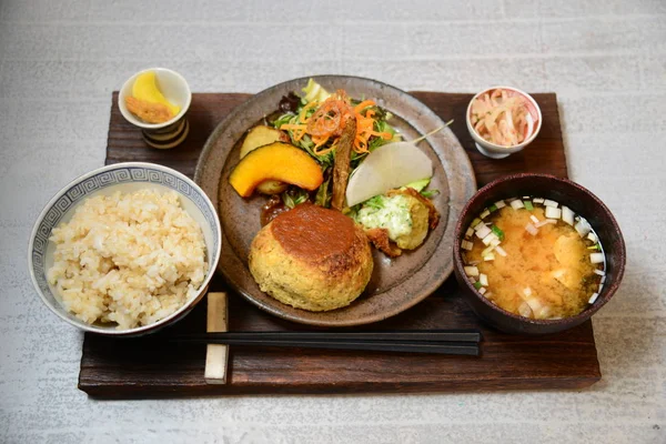 Delicioso comida japonesa em tigelas — Fotografia de Stock