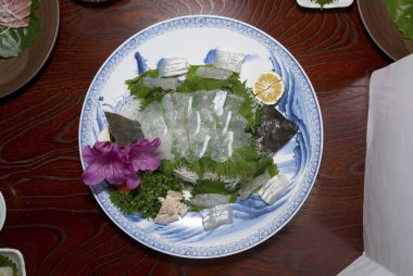 yeşillikleri ile plaka üzerinde balık dilimlenmiş