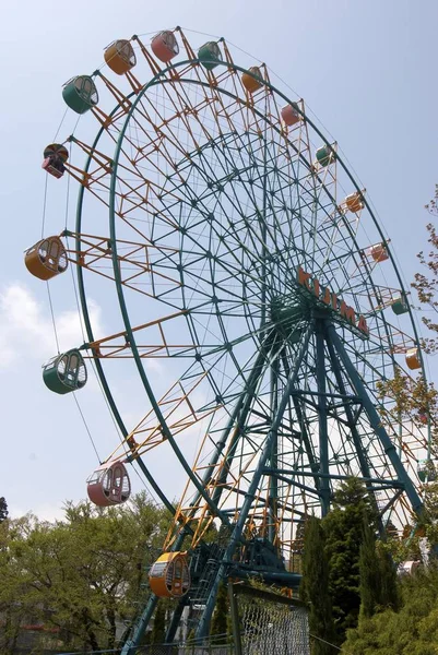 Ferris wheel in amusement park — Stock Photo, Image