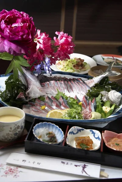 Délicieux poisson japonais sur assiette avec des épices — Photo