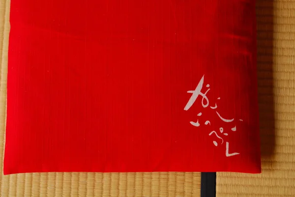 Χειροποίητο κόκκινο μαξιλάρι — Φωτογραφία Αρχείου