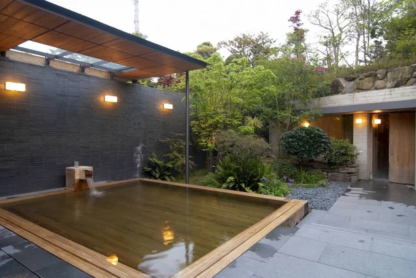 現代の日本の家の庭 — ストック写真