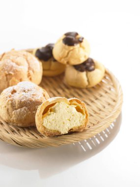 Çırpılmış krema dolgulu kek