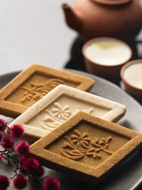 lezzetli Kurabiye çiçeklerle süslenmiş yığını