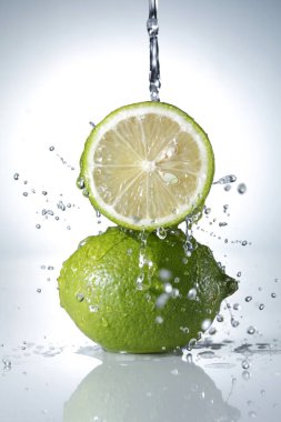 taze limon dökülen su