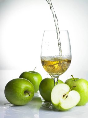 Cam ve elma elma suyu dökerek