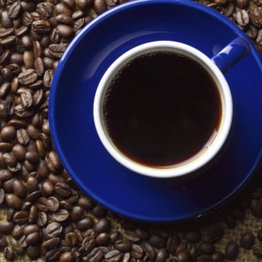  Masada bir fincan kahve.