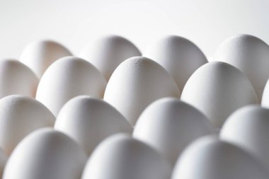 Beyaz arkaplanda taze yumurtalar. 