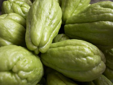 Yeşil taze chayotes