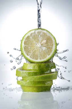 limon dilimleri dökülen su