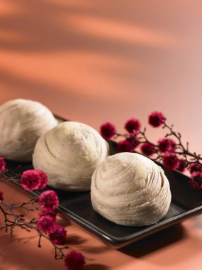 Şekerli tatlı çiçek servis