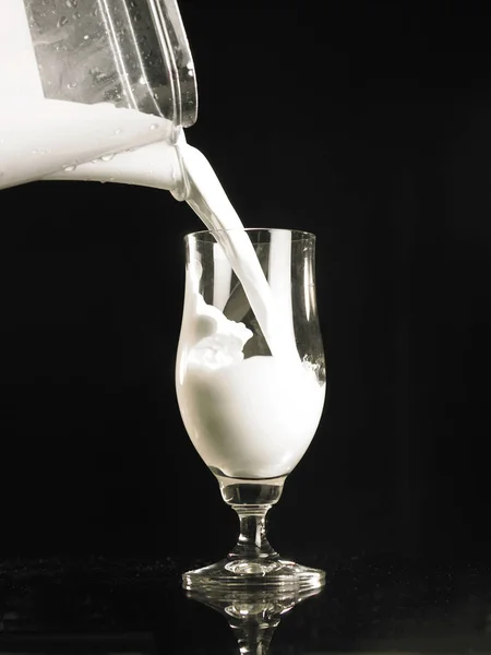Éclaboussures de lait dans le verre — Photo