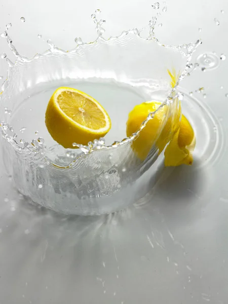 Свежий лимон с водой — стоковое фото