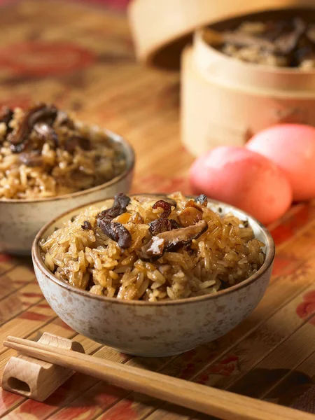 Schüsseln Reis mit Pilzen — Stockfoto