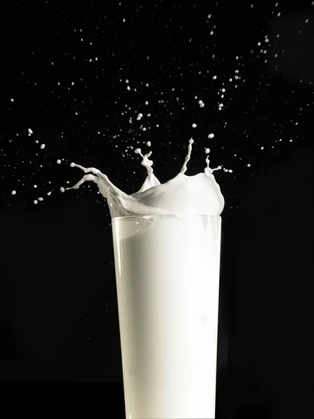 Spritzende Milch im Glas — Stockfoto
