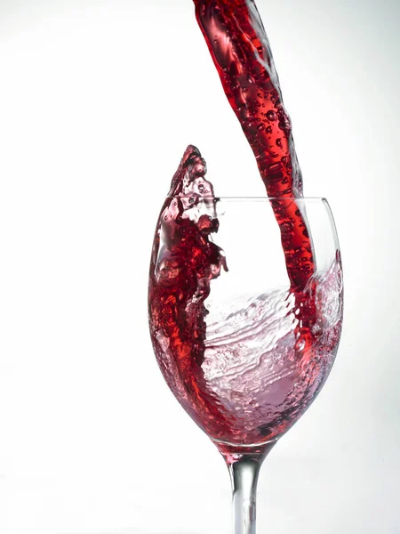 Wlewanie wina do szklanki — Zdjęcie stockowe