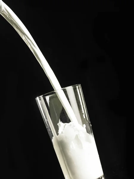 Bardağa süt dökmek — Stok fotoğraf