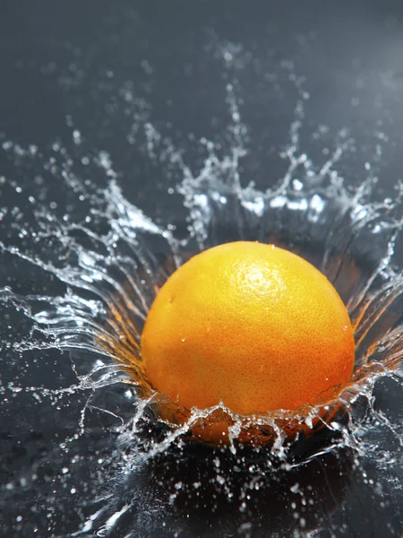 Čerstvý pomeranč s vodou — Stock fotografie