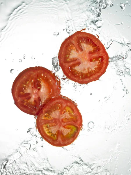 Färska tomater i vatten — Stockfoto