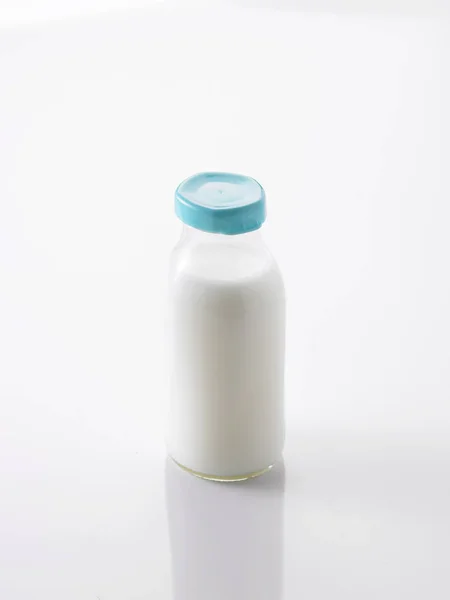 Puste butelki wypełnione mlekiem — Zdjęcie stockowe