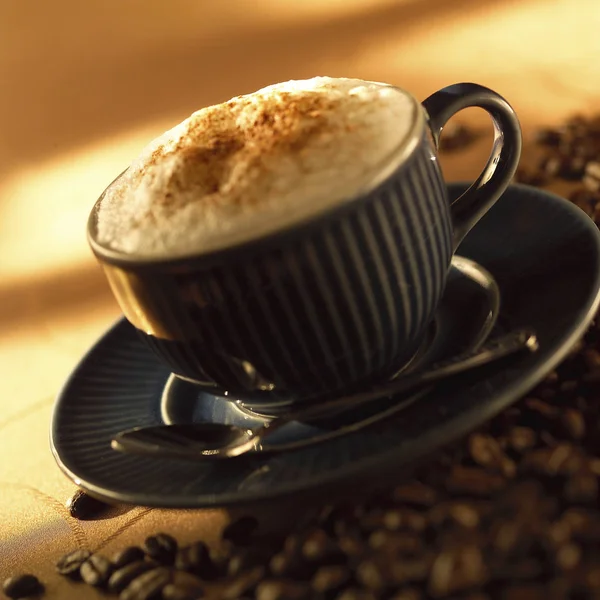 Taza de café en la mesa —  Fotos de Stock