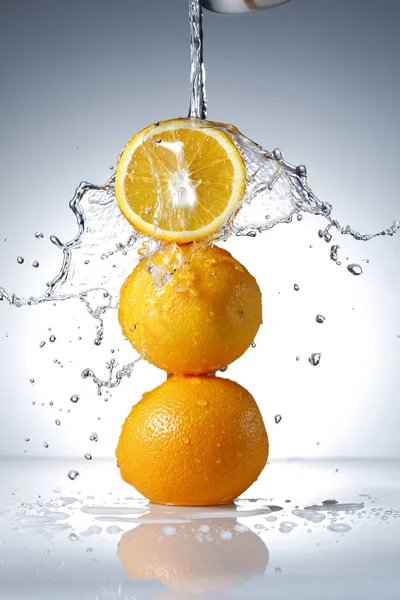 水と新鮮なオレンジ — ストック写真