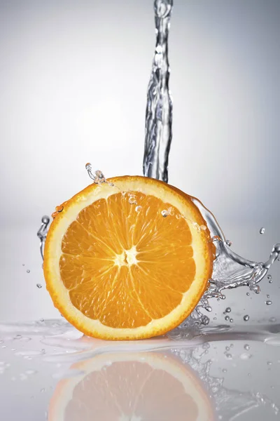 水と熟したオレンジ色 — ストック写真