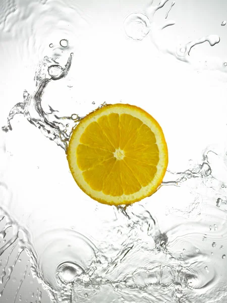 Frische Zitrone mit Wasser — Stockfoto