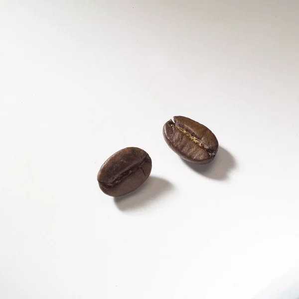 Кофейные зерна на белом фоне — стоковое фото