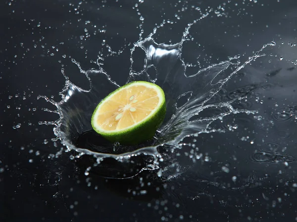 레몬 물에 빠지는 — 스톡 사진