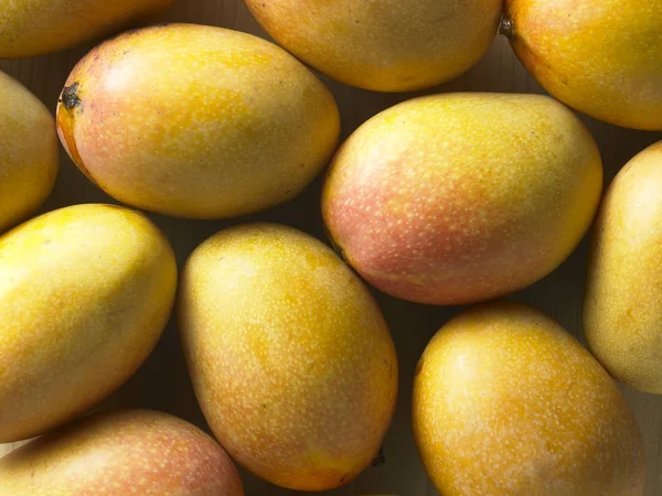 Fresh ripe mangoes — Stock Photo, Image