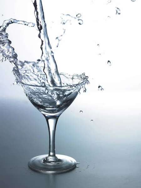 マティーニ グラスに注ぐ液体 — ストック写真