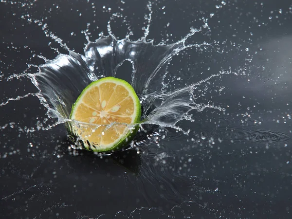 신선한 레몬 물에 빠지는 — 스톡 사진
