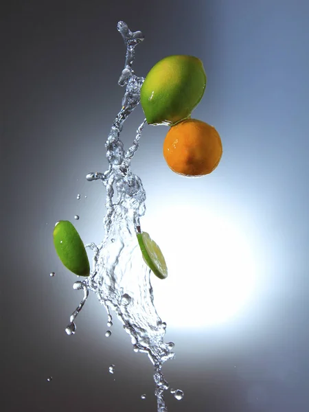 水に新鮮な柑橘類 — ストック写真