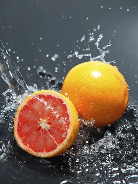 水の 2 つのグレープ フルーツ — ストック写真
