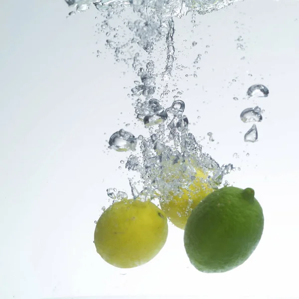 Frische Zitrusfrüchte im Wasser — Stockfoto