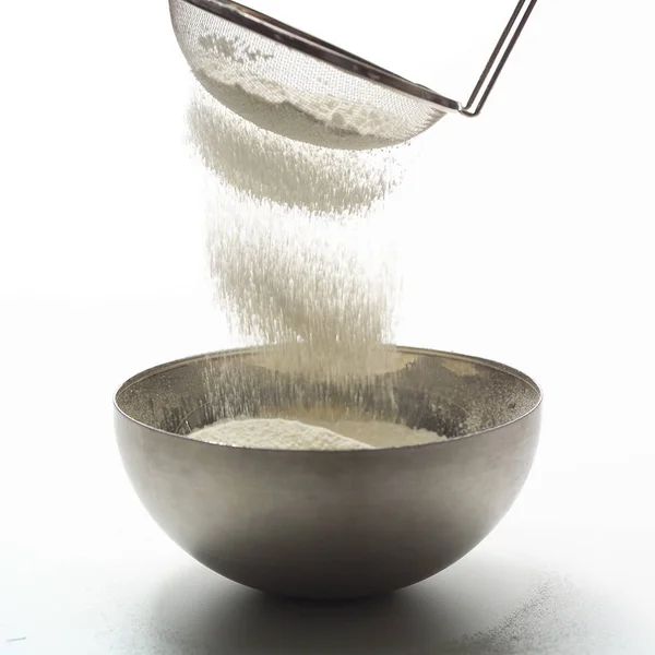Flour falling from sieve — Stock Photo, Image