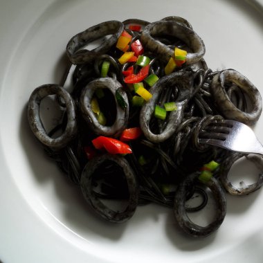 İtalyan makarna ile mürekkep balığı