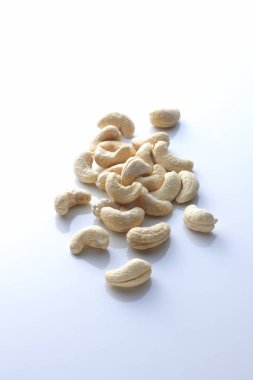 Beyaz arka planda kaju fıstığı