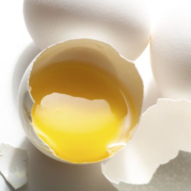 Beyaz arkaplanda taze yumurtalar