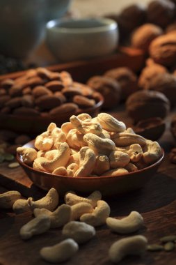 ahşap masa üzerinde kase fındık